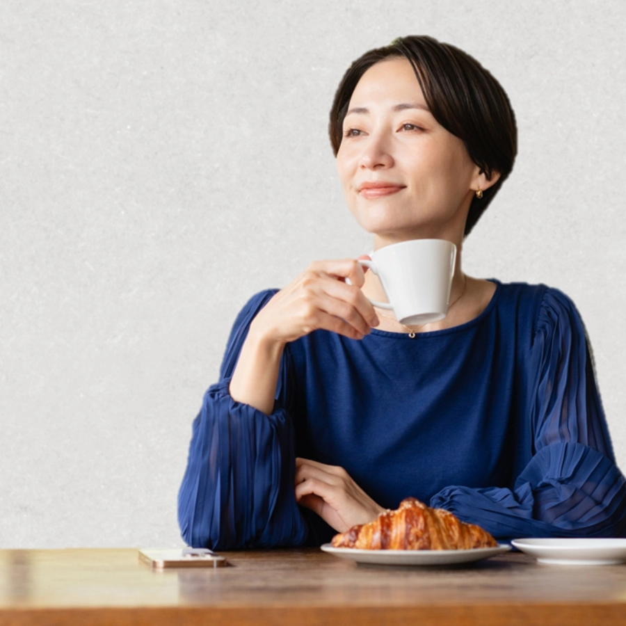 読書を楽しむシニア女性