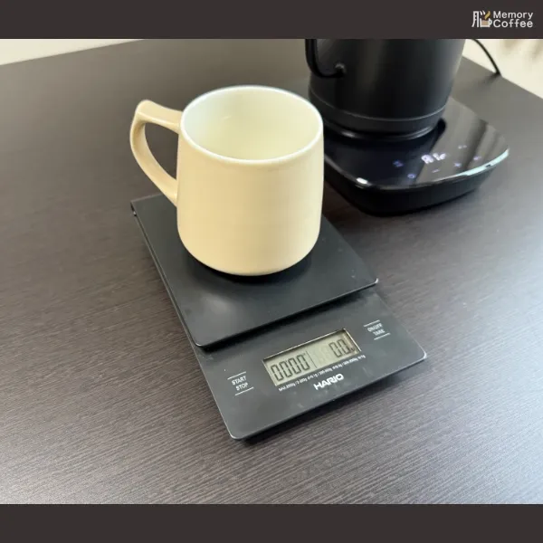 HARIOのスケールの画像。コーヒーでいつも同じ感動を味わうために欠かせないのが計量です。粉の量とお湯の量を正確に測ることで、最高の黄金比をいつでも再現できます。