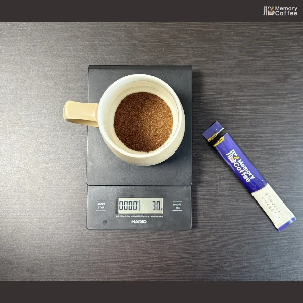 Memory Coffeeの粉末をマグカップに入れ終えた直後の画像。マグカップがスケールに乗っています。