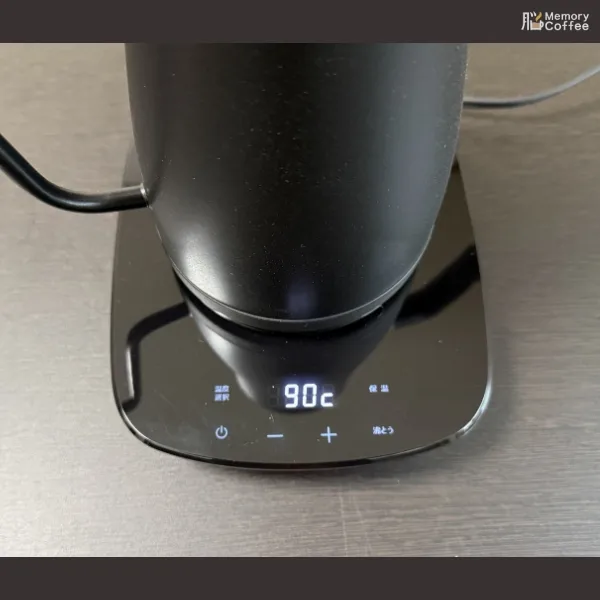 電気ケトルの画像。お湯90℃に設定しています。