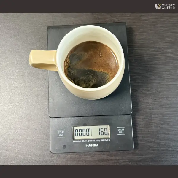 淹れるポイントを解説している画像。まずは少量のお湯をいれます。