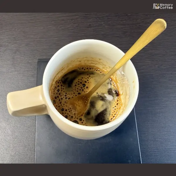 淹れるポイントを解説している画像。まずは少量のお湯をいれて、練り込むようによく混ぜ込みます。
