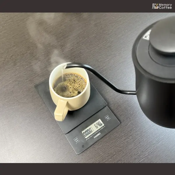 淹れるポイントを解説している画像。お湯を注いでいます。
