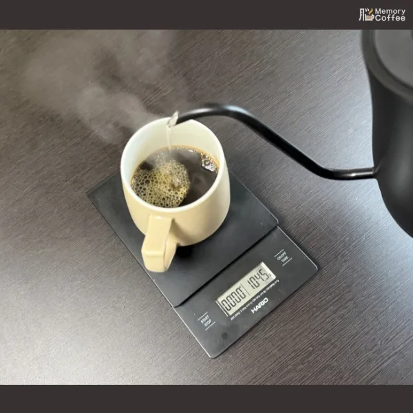 淹れるポイントを解説している画像。お湯を注いでいるところ。