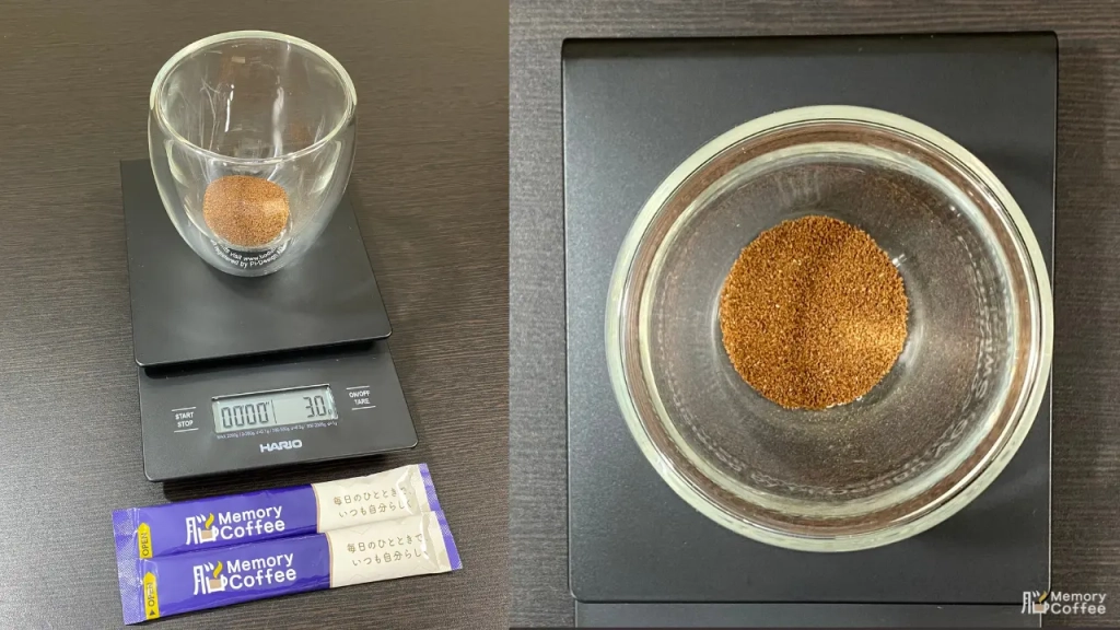 Memory Coffeeのスティックから粉末をグラスに入れた全体画像と接写画像。