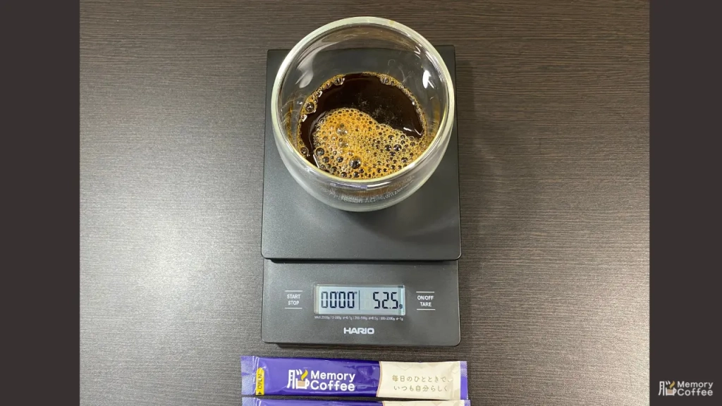 Memory Coffeeをグラスに水を注いだ画像。水の量は50~60mlを推奨します。