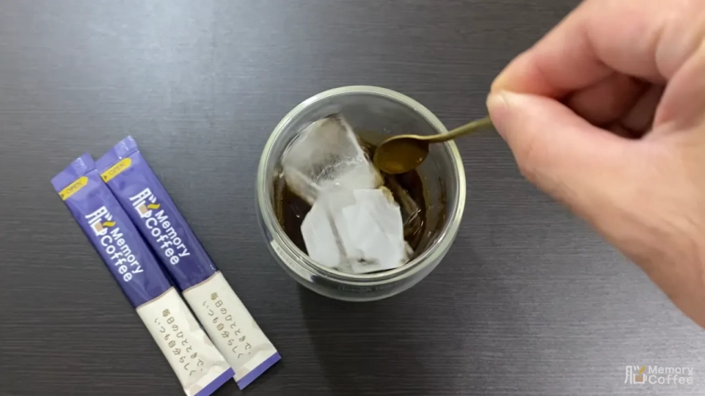 実際に氷→水で作ったことを見せる画像
