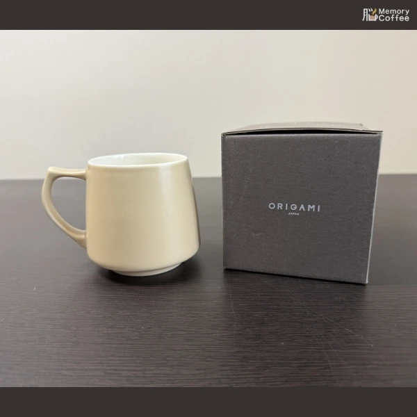 ORIGAMIのアロママグの画像。香りが引き立つ精密な設計がされたマグカップがコーヒーライフを豊かにします。手に取ると気持ちが整うデザインもオススメ。