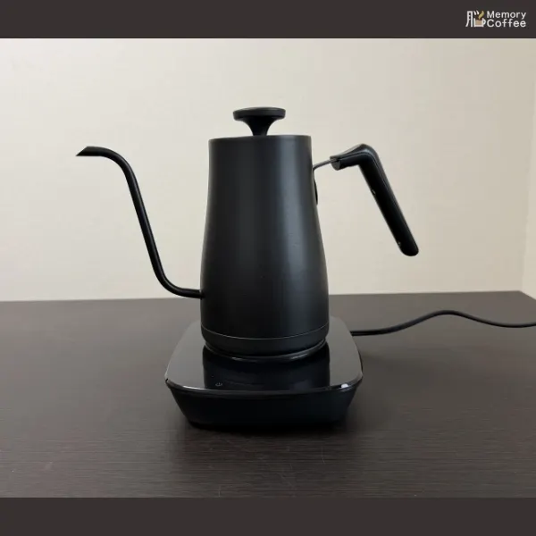 山善の電気ケトルの画像。コーヒーを美味しく飲むためには、温度管理が不可欠です。そのため1℃単位で設定できるケトルがオススメです！