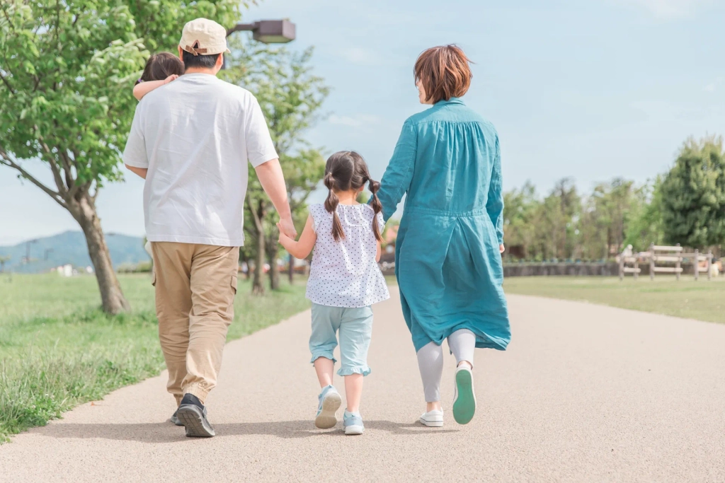 公園を歩く家族。なにげない無意識レベルの行動はルール化(言語化)できないためAIには真似しにくい領域です。