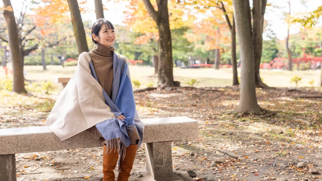 ベンチに座る女性