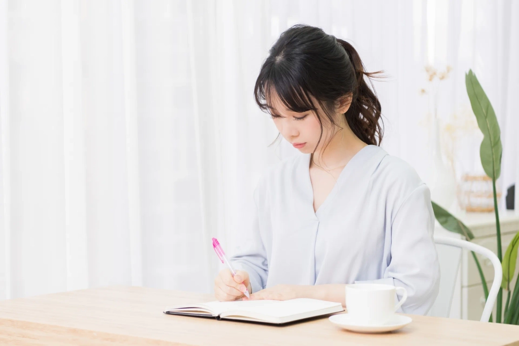 日記で感謝を綴る女性。